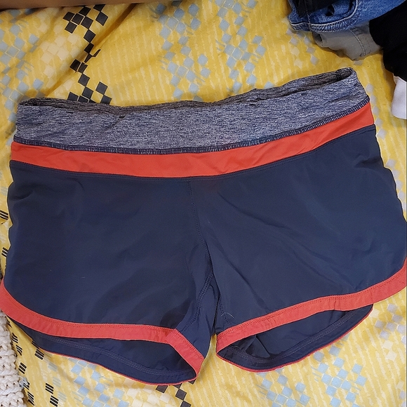 LULULEMON Low-Rise lined Athletic Shorts Sz 6 - Picture 1 of 6